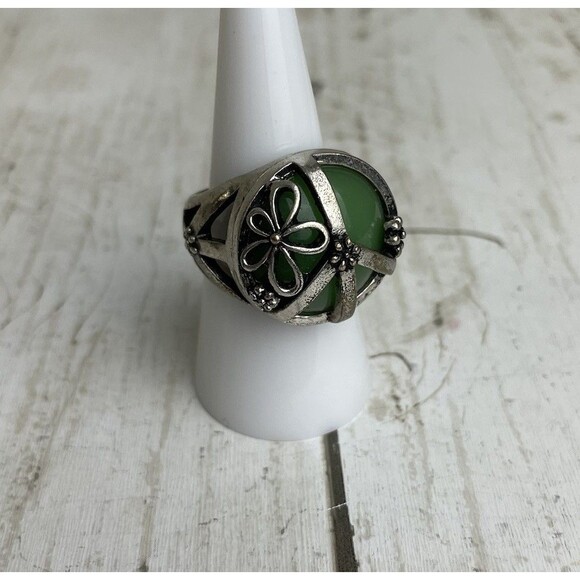 Floral Peace Ring Size 8 Green Stone Silver Tone Sz 7.5 - Picture 1 of 11